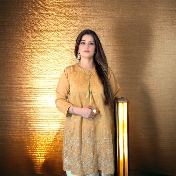 Opulent Elegance: Embroidered Three-Piece Suit - Picture 1 of 2